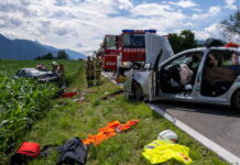 Verkehrsunfall mit eingeklemmter Person auf der Bundesstraße 189