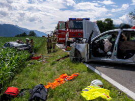 Verkehrsunfall mit eingeklemmter Person auf der Bundesstraße 189