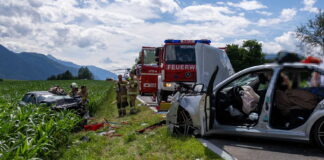 Verkehrsunfall mit eingeklemmter Person auf der Bundesstraße 189
