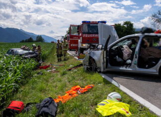 Verkehrsunfall mit eingeklemmter Person auf der Bundesstraße 189