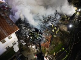 Großeinsatz bei Stallbrand in Mieming