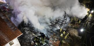 Großeinsatz bei Stallbrand in Mieming