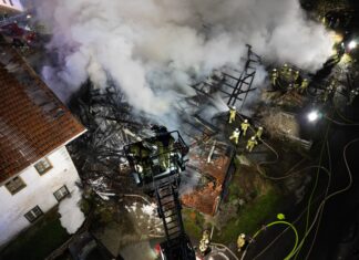 Großeinsatz bei Stallbrand in Mieming
