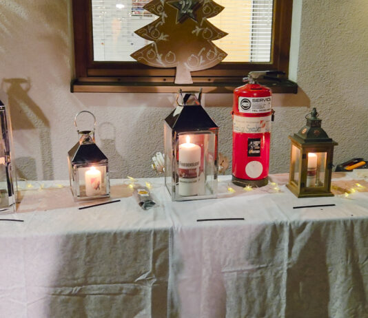 Adventfenster mit Friedenslicht 2025